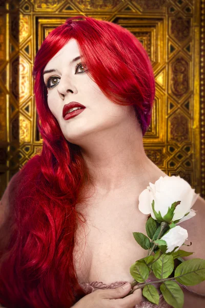 Gotyckie kobieta z Białej Róży w jej ręce, złota ozdoba backgrou — Zdjęcie stockowe