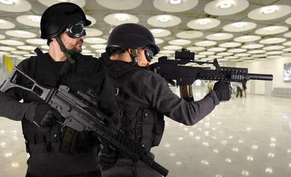 Defesa contra o terrorismo, dois soldados num aeroporto — Fotografia de Stock