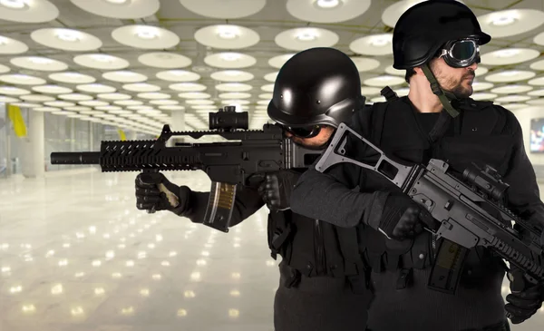 Polisen mot terrorism, två soldater på en flygplats — Stockfoto