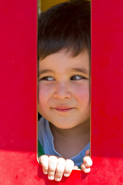 Niño jugando en el parque rojo, oliendo, pequeño bebé —  Fotos de Stock