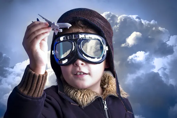 Malý chlapec v klobouku piloti. chlapec jako starý styl pilotní hospodářství — Stock fotografie