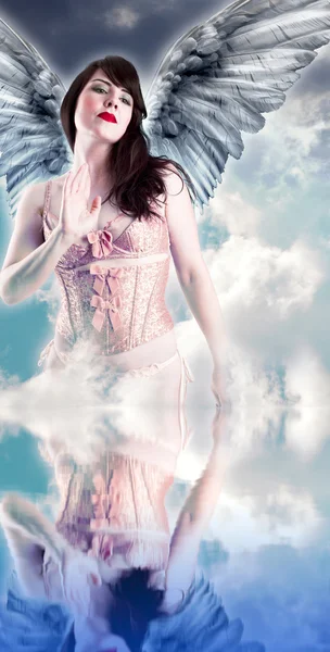 Солодкий ангел, над хмарним тлом у воді — стокове фото