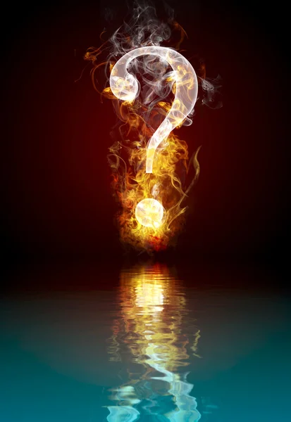 Vraag symbool branden, brand met weerspiegeling in water — Stockfoto