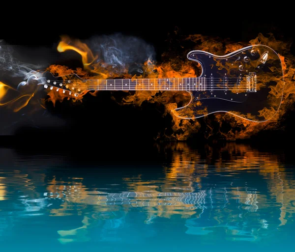 Égő elektromos gitár tükörképe a vízben — Stock Fotó