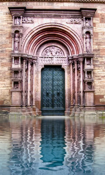 antika cathedral gate su yansıması. Eski Kent architectu