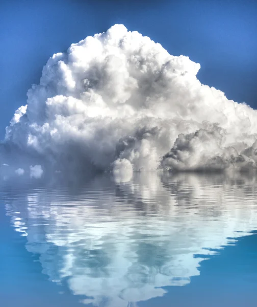 Tormenta con reflejo de agua. Un cielo de nubes reflejado en una calma —  Fotos de Stock