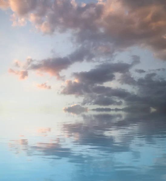 Ηλιοβασίλεμα έννοια. τοπίο νερό. έναν ουρανό των νεφών που αντανακλάται σε μια — Φωτογραφία Αρχείου