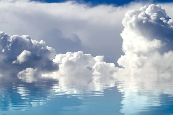 Un cielo di nuvole riflesso in un mare calmo . — Foto Stock