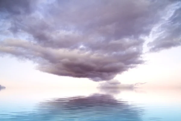 Драматические грозовые облака с отражением воды — стоковое фото