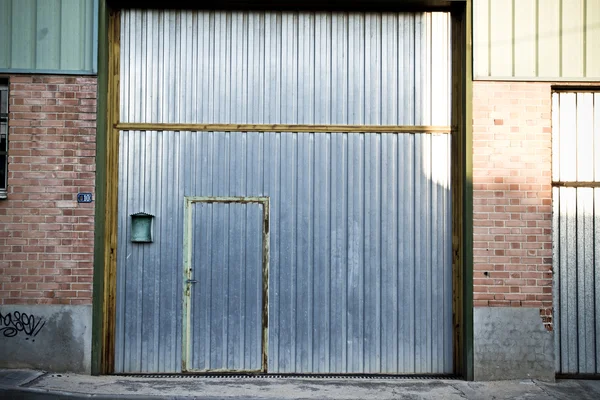 Metalliska dörr gamla industriområde — Stockfoto