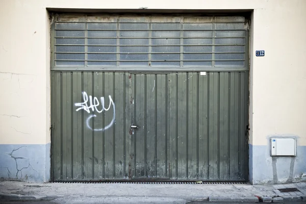 Metalowe drzwi starej strefy przemysłowej — Zdjęcie stockowe