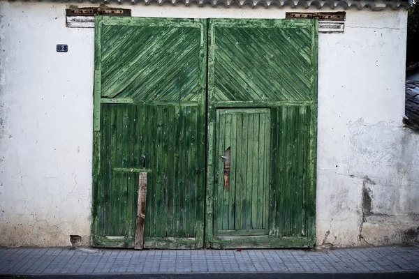 Старая дверь на старой улице магазинов — стоковое фото