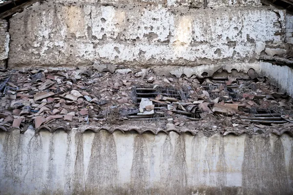 Dachówka dachu rozpadające się, stary dom w Hiszpanii — Zdjęcie stockowe