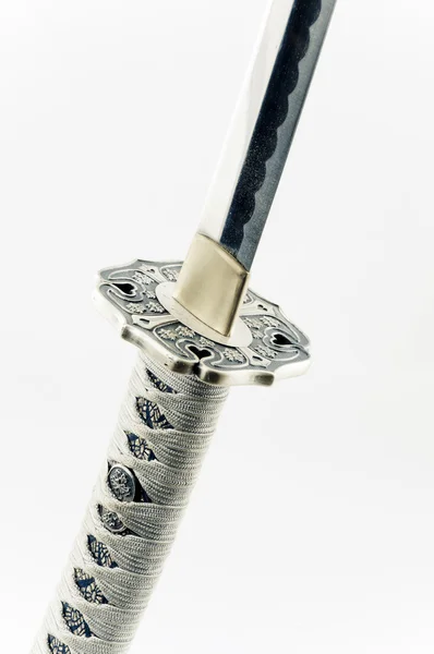 Samurai-Schwert auf weißem Hintergrund — Stockfoto