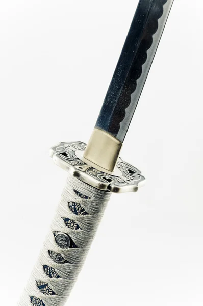 Samurai-Schwert auf weißem Hintergrund — Stockfoto