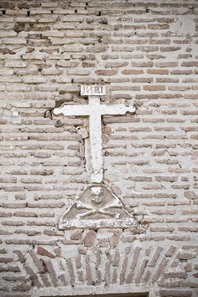 Cruz de piedra en la pared de una iglesia, España —  Fotos de Stock