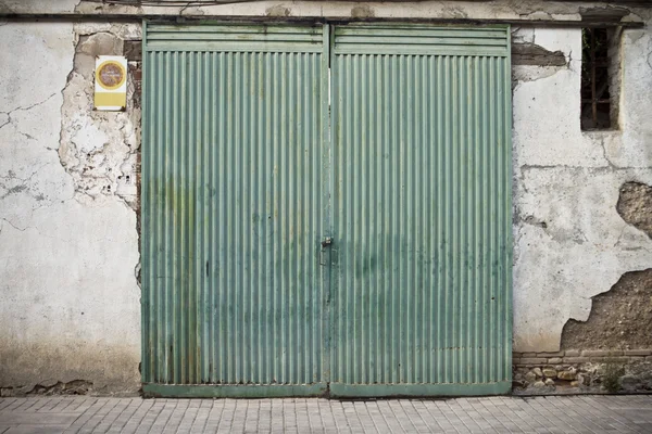 Gammal dörr i gamla street butiker — Stockfoto
