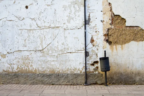 Paslı duvar ile eski sokak — Stok fotoğraf
