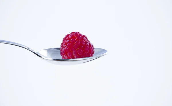 Dieta, morso di mora in un cucchiaio — Foto Stock