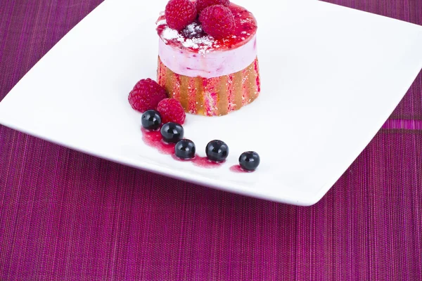 Fresas dulces y moras en plato blanco — Foto de Stock