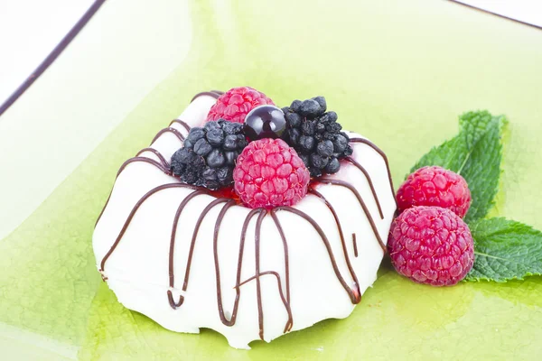 黑莓绿盘黑白色巧克力 — 图库照片