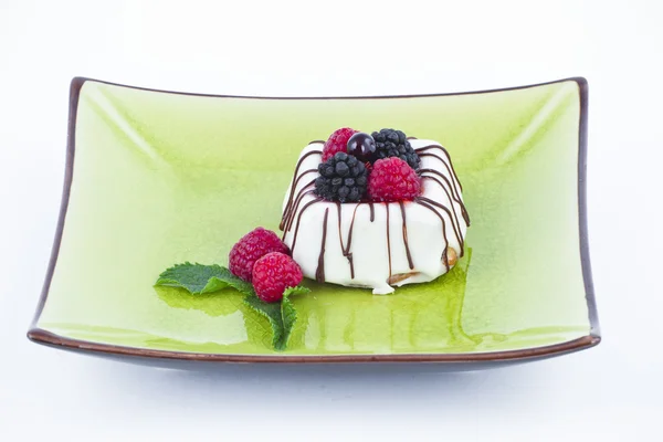 녹색 접시에 블랙베리를 얹은 흑백 초콜릿 — 스톡 사진