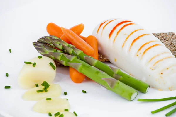 Diätmahlzeit, Spargel mit Karotten und Meeresfrüchten — Stockfoto