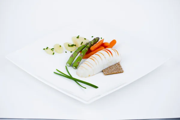 Диетическая еда, спаржа с морковью и морепродуктами — стоковое фото