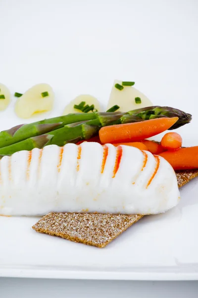 Diätmahlzeit, Spargel mit Karotten und Meeresfrüchten — Stockfoto