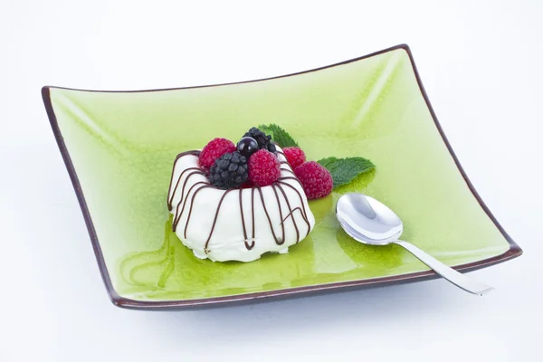Chocolate blanco y negro con moras en plato verde — Foto de Stock