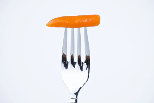 Διατροφή, δάγκωμα καρότο σε ένα πιρούνι — Φωτογραφία Αρχείου