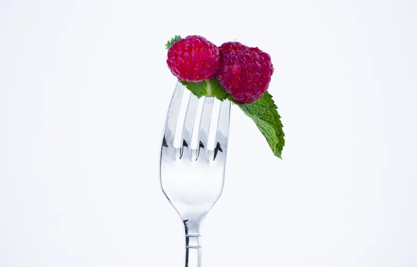 Dieta, mordida de backberries em um garfo — Fotografia de Stock