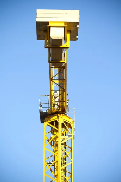 Metal tower of yellow crane in a industrial area — Stock Photo, Image