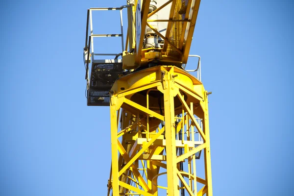 Yellow crane, blue sky — Stock Photo, Image