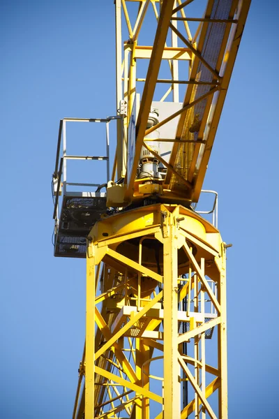 Żółty dźwig przeciw błękitne niebo, wieża z szczegóły — Zdjęcie stockowe