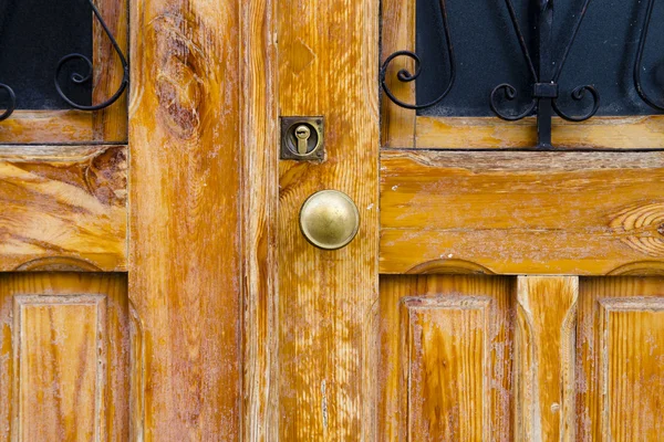 Drzwi z drewna zbliżenie z zablokowany — Zdjęcie stockowe