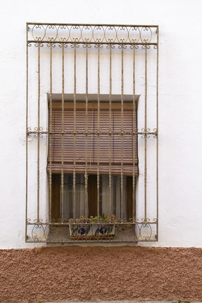 Close-up, typisch Spaanse venster, witte huis — Stockfoto