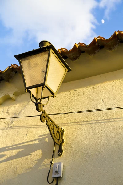 Sokak ışık taş duvar, İspanya. — Stok fotoğraf