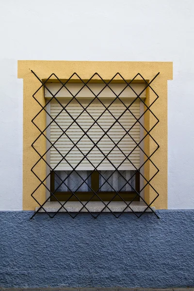 Παράθυρο του ισπανικού στιλ, στο άσπρο σπίτι — Φωτογραφία Αρχείου