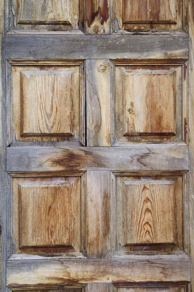 Деревянная дверь, испанский стиль — стоковое фото