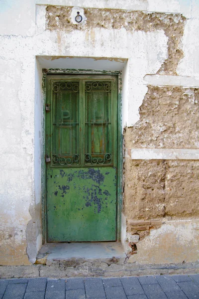 Белая стена с текстурой, зеленая деревянная дверь — стоковое фото