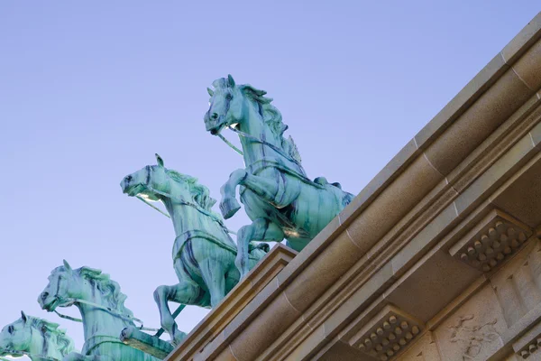 Cavalli in ottone sopra soffitto neoclassico — Foto Stock