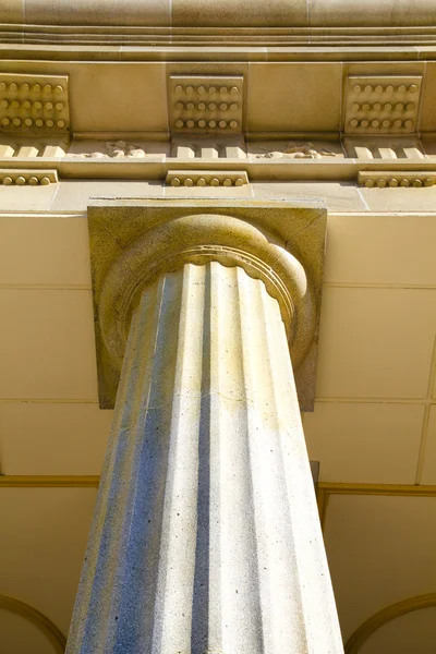 Απότομες άποψη της κλασικής στήλες, πυλώνα, αρχιτεκτονική, κτίριο, — Φωτογραφία Αρχείου