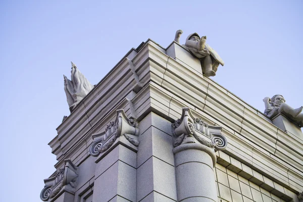 Klassisk stil kolumner i Jonisk ordning på utsidan av modern byggnad. — Stockfoto