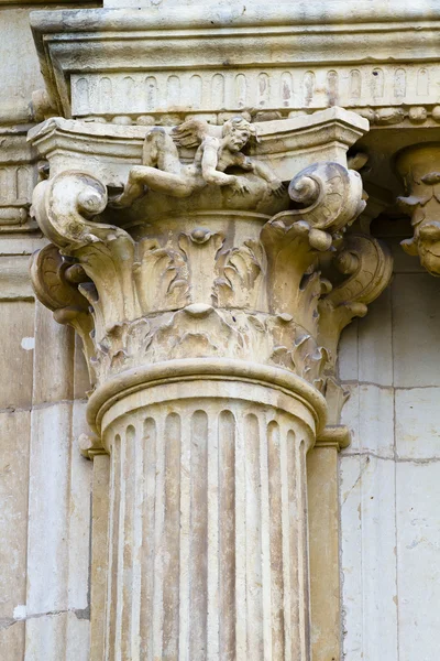 Korinthische kolom hoofdstad, gevel van de Universiteit van alcala de henares, madrid, Spanje — Stockfoto