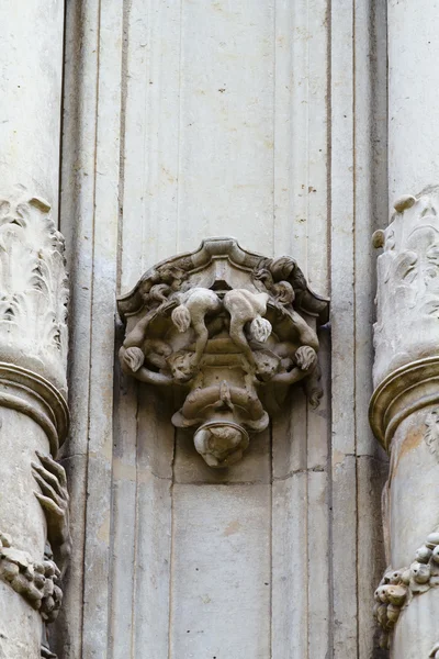 Скульптура, фасад Университета Алькала-де-Энарес, Мадрид, Испания — стоковое фото