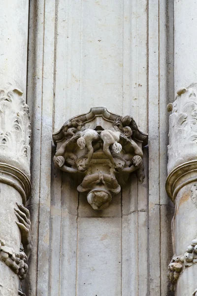 Γλυπτική, πρόσοψη από το Πανεπιστήμιο του alcala de henares, Μαδρίτη, Ισπανία — Φωτογραφία Αρχείου