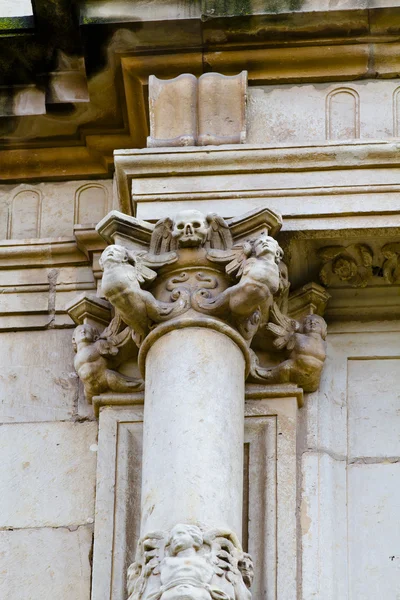 Фасад университета Алкала де Энарес, Мадрид, Испания — стоковое фото