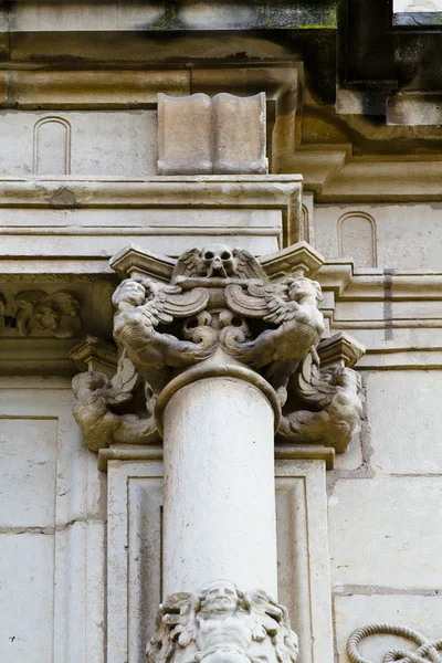 Corinthian column capital, fachada da Universidade de Alcala de Henares, Madrid, Espanha — Fotografia de Stock