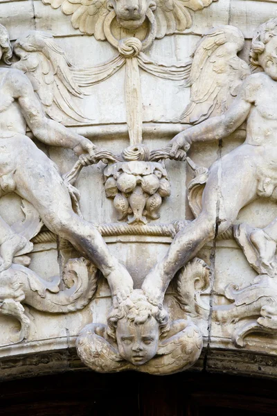 Płaskorzeźba, fasada Uniwersytetu alcala de henares, Madryt, Hiszpania — Zdjęcie stockowe